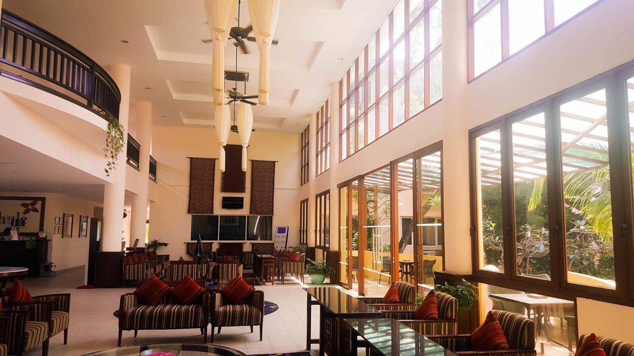 Hulhule Island Hotel Male Exterior photo